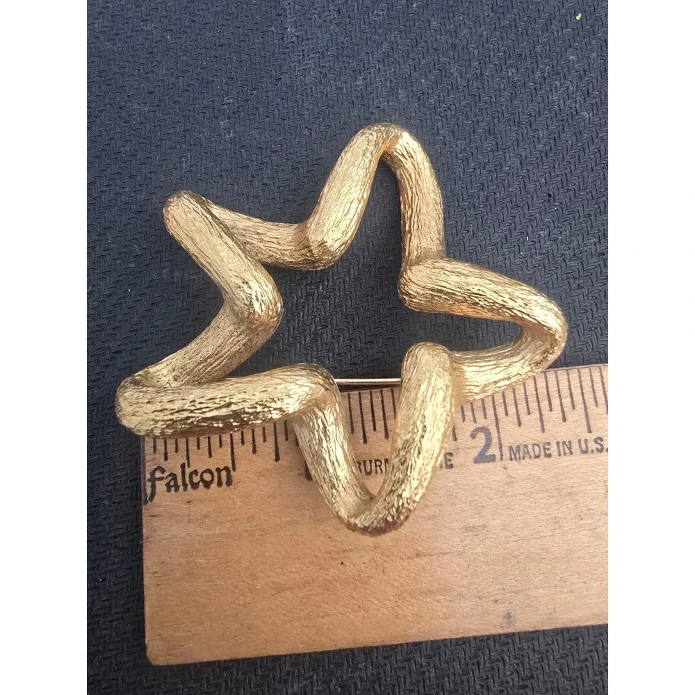 St.‎ John Vintage Textured Gold Tone Open Star Brooch Pin
